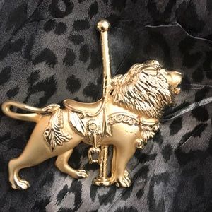 Lion pin